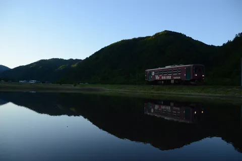 水鏡に映える列車