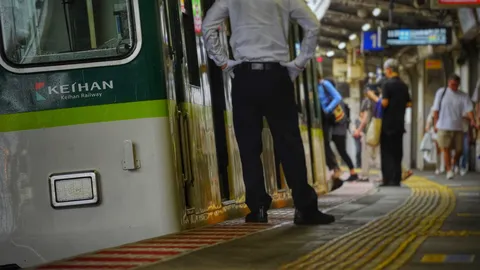雨粒の残る駅、旅立ちの気配