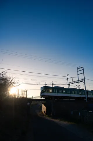 夕焼けを背に走る電車