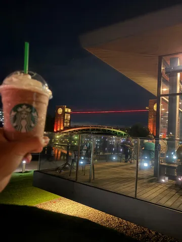 夜景と一杯の小さな光