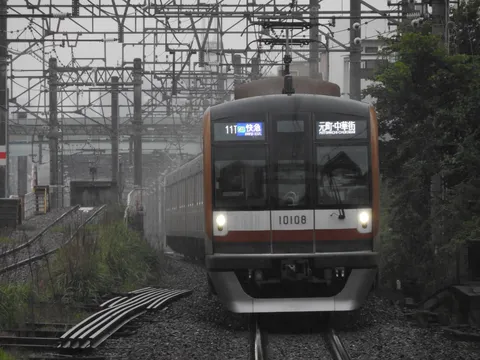 雨煙る線路と10108編成