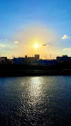 水面の光の道、夕暮れの街
