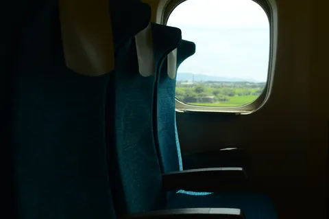 空席と車窓のコントラスト