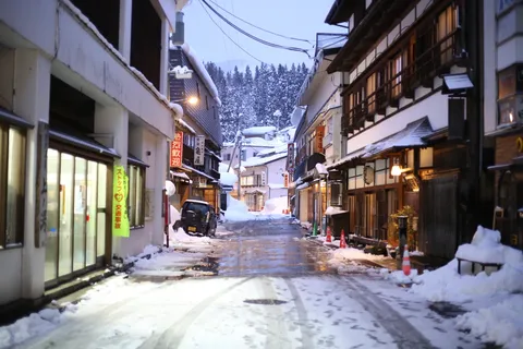雪街の静寂、温かな灯り