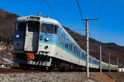 澄み切った空と青い列車