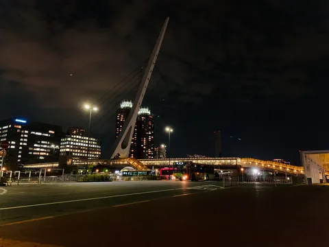 都会の夜景に架かる光の橋