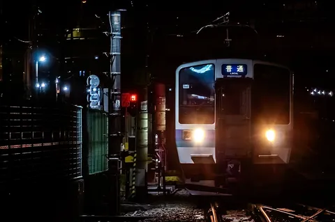 夜の線路に灯る一瞬