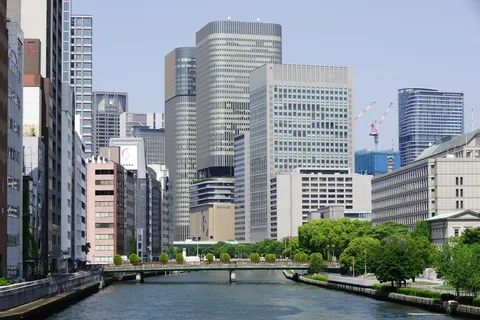 高層ビル群と水辺が織りなす都市風景