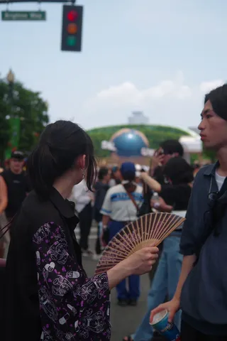 夏の日の風鈴と人混み