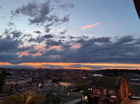 樽と夕焼けの不思議な出会い