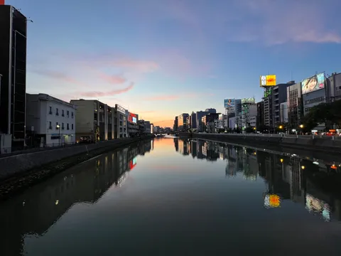 川面に映る都会の灯り、夕暮れ色