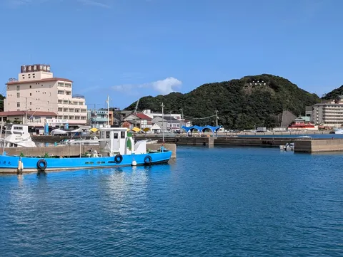 青い船と穏やかな港