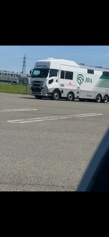 JRAの輸送車、颯爽と疾走！