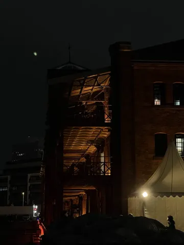 夜の煉瓦建築、灯りのコントラスト