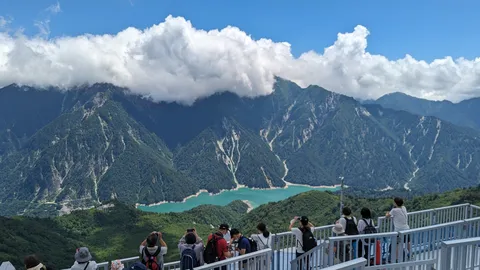 山と湖が描く静かな広場