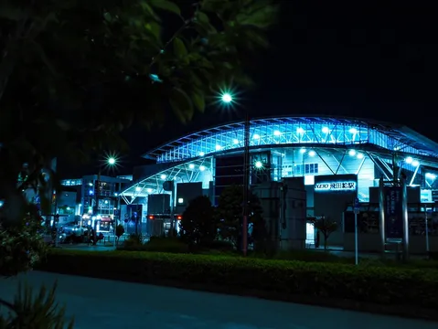 夜空に輝く駅のブルーライト