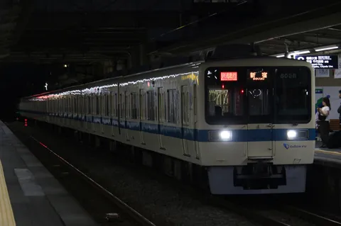 夜のホームを走る細LED列車