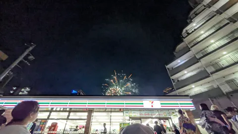セブンイレブンと花火、夜の日常
