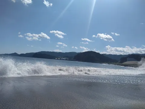 夏の海辺に光が差す
