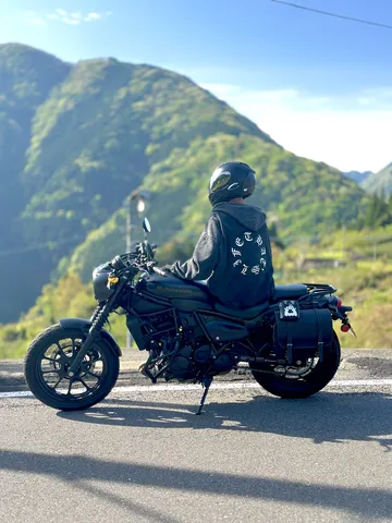 山並みを望むライダーの休息