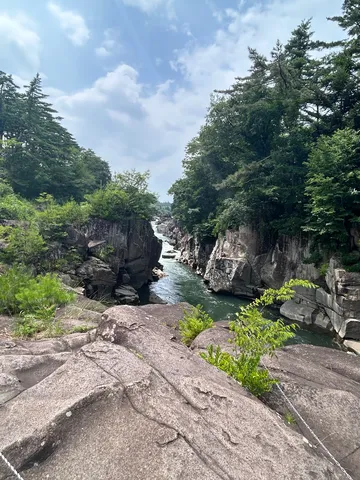 岩肌を流れる清流
