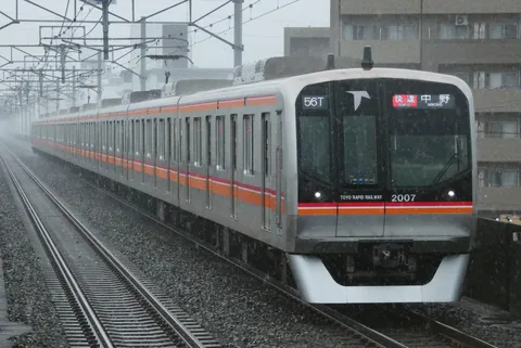 雨の線路に刻む一瞬
