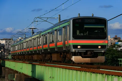 青空を背に走る銀色の列車