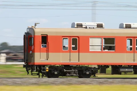 風をきって進む、絵画のような車窓