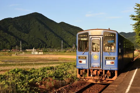 山里を走る青い列車