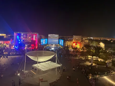 夜景に浮かぶ国際色豊かなイベント会場
