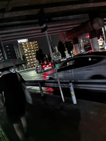 雨夜の光と車の軌跡