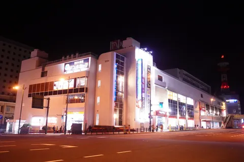 夜のビル街に流れる光