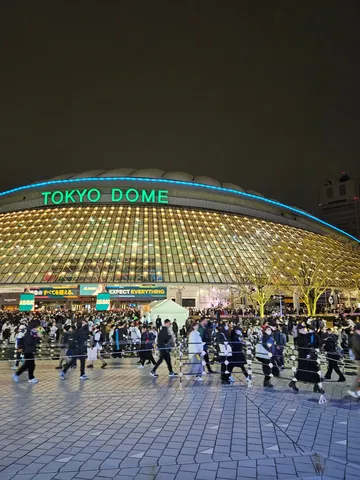 輝くドームと夜の賑わい