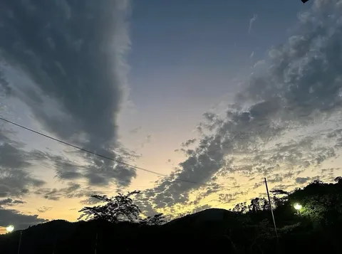 空に広がる雲のキャンバス