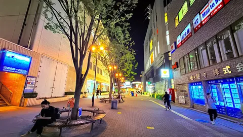夜の商店街、光のリレー