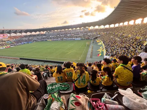 スタジアムは黄色い海！夕焼けも染め上げる