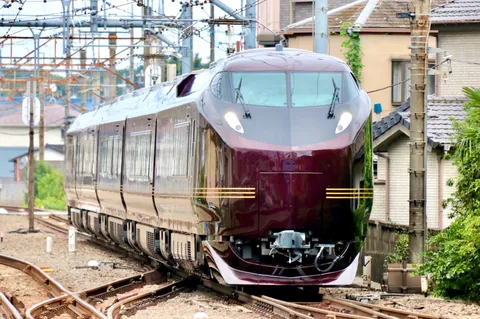 磨き上げられた列車の静かな軌跡