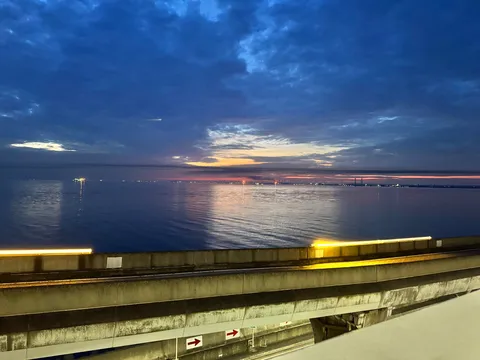 静寂の海と空、光の道標