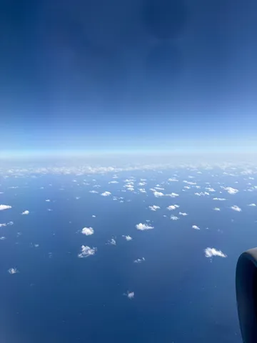 果てしない空と海、雲の絨毯
