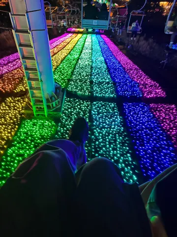 空から見下ろす虹色の光の道