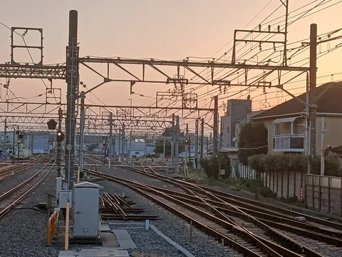 茜空の下、線路は続く