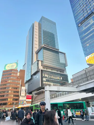 都会の空を映すガラスのビル群