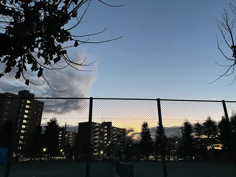 夕暮れのテニスコート、三日月と街灯
