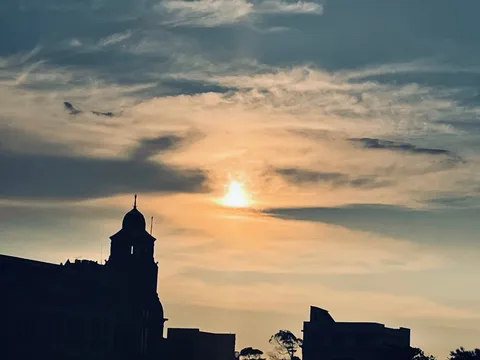 夕暮れに浮かぶシルエット