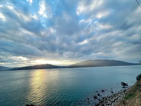 夕暮れの湖に刻む静寂