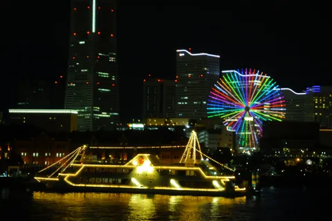 光の競演！きらめく夜の港