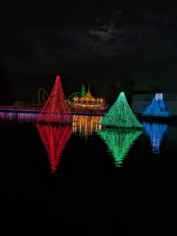 水面に浮かぶ彩灯の夜景