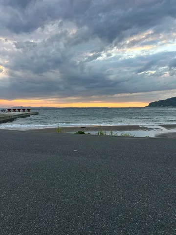 曇り空の海辺、夕暮れの静寂