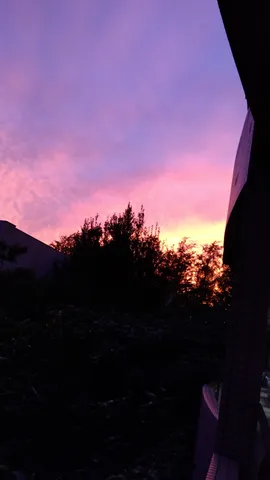 紫とピンクの幻想的な夕空