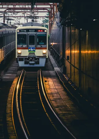 輝くレール、迫る列車